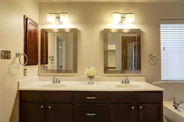 Building Photo - 2804 Cascade Cove Dr