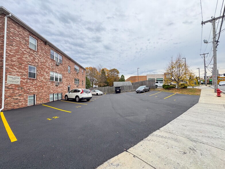 Building Photo - 11 Hodges Ave