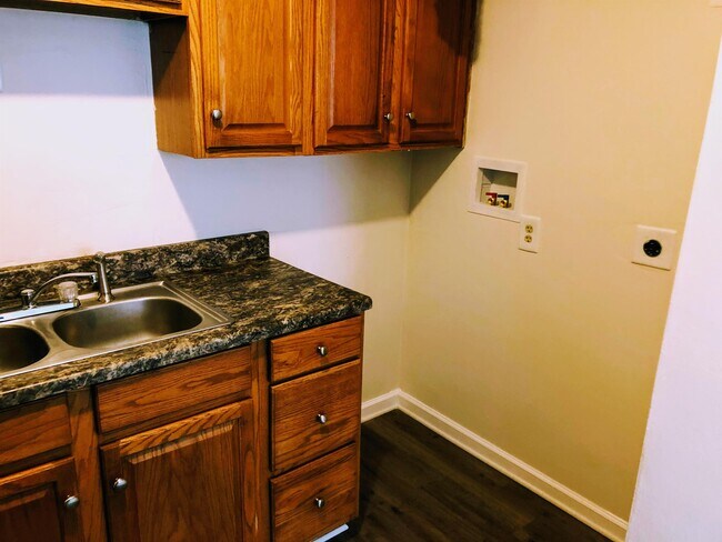 Building Photo - 1608 Eastern Ave NE