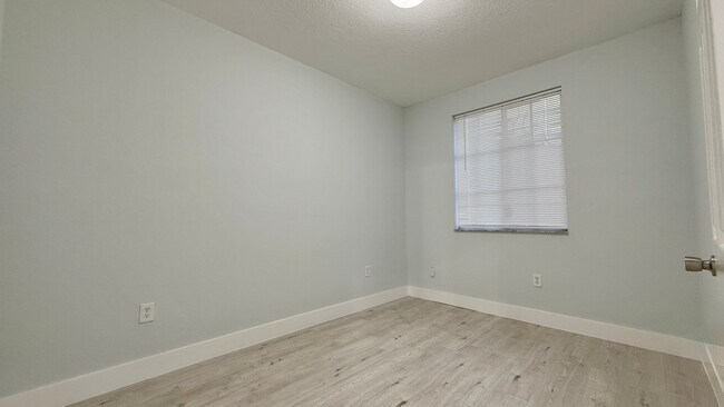 Building Photo - Spacious 3/3 Townhouse with Lake View – Sa...