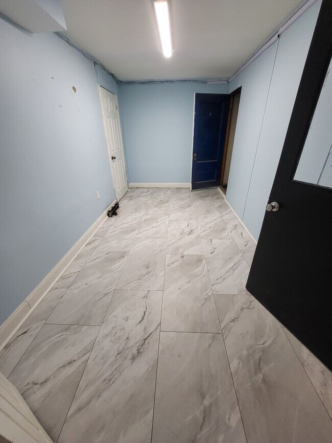 Building Photo - 2 W 21st St