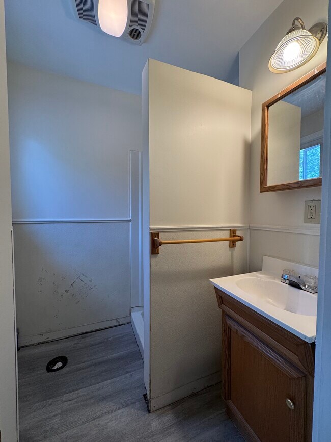 Unit 2S bathroom - 9R Lake Dr