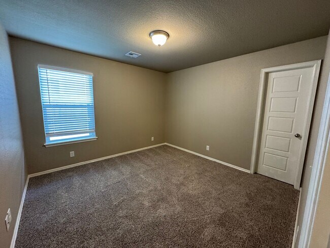 Building Photo - 4 bed, 2 bath, 3 car garage!