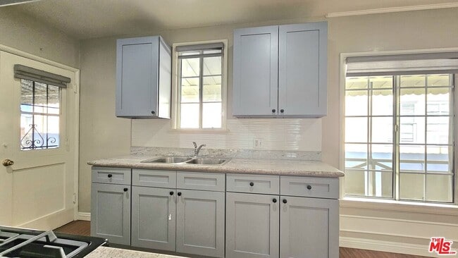 Building Photo - 1020 S Norton Ave