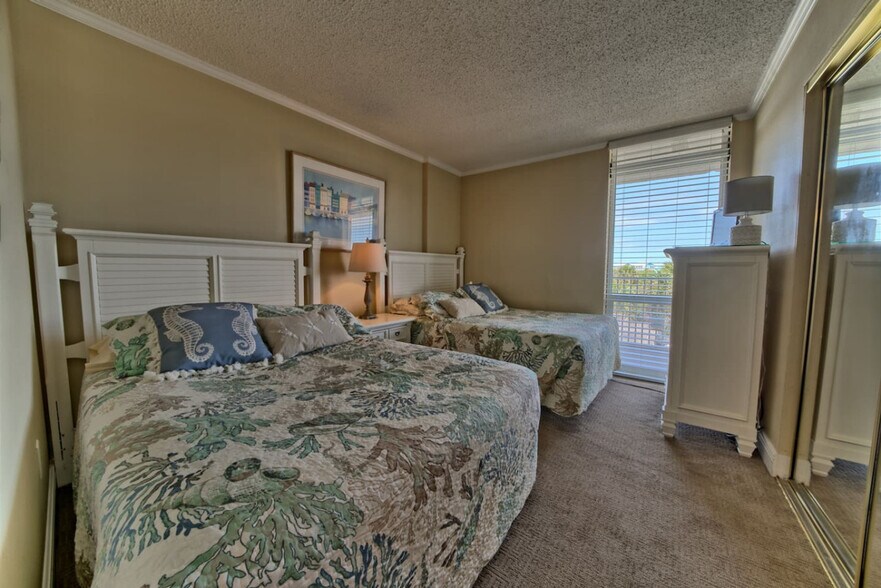 Building Photo - 7205 Thomas Dr