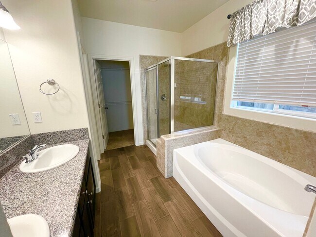 Building Photo - $2,195 Ashlan & Leonard 3 bed Home, Clovis...