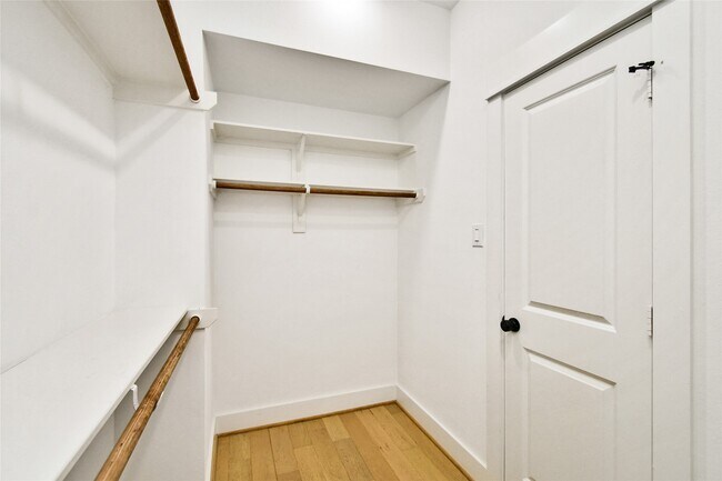 Building Photo - 208 N York St