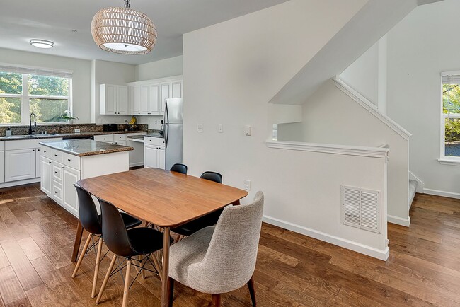 Building Photo - 3 Bed/ 2.75 Bath Townhome in Lynwood