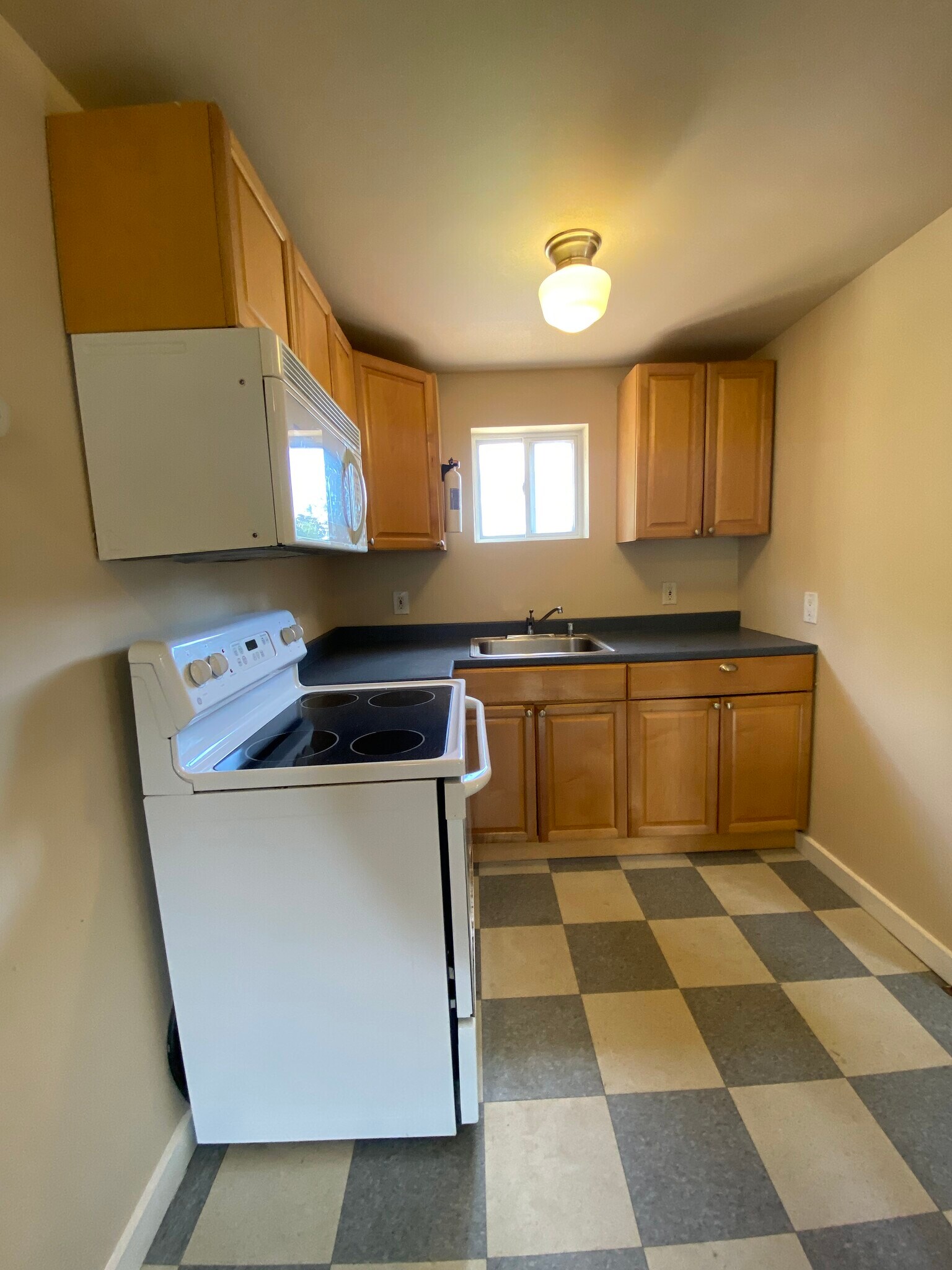 Building Photo - 261 Main St