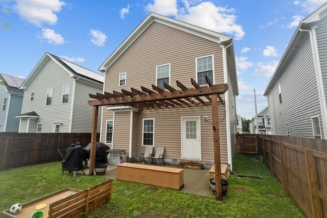 Building Photo - 824 Somb Moore Ways