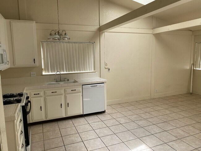 Building Photo - Great Phillips Ranch Home – 3+Office+2 - $...