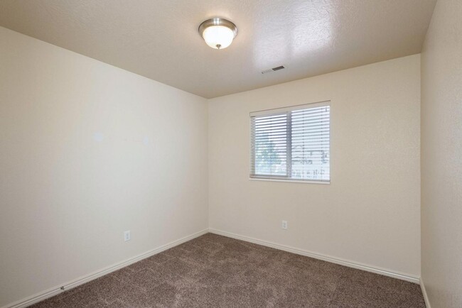 Building Photo - Conveniently Located 3 bedroom Townhome In...