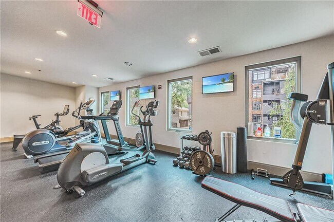 Building Photo - 905 Juniper St NE