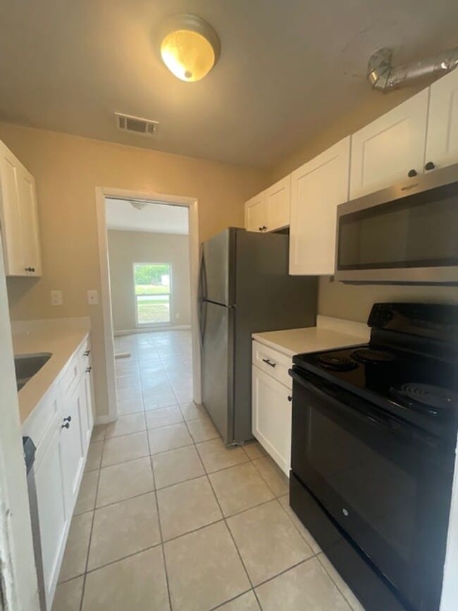 Building Photo - 3 Bed 1 Bath Home | Pet Friendly | Washer Dryer Hook Ups | Section 8 Welcome