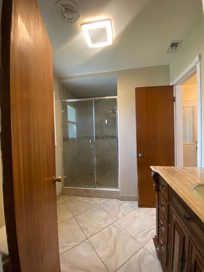 Building Photo - 3 Bedroom Single Story Ontario