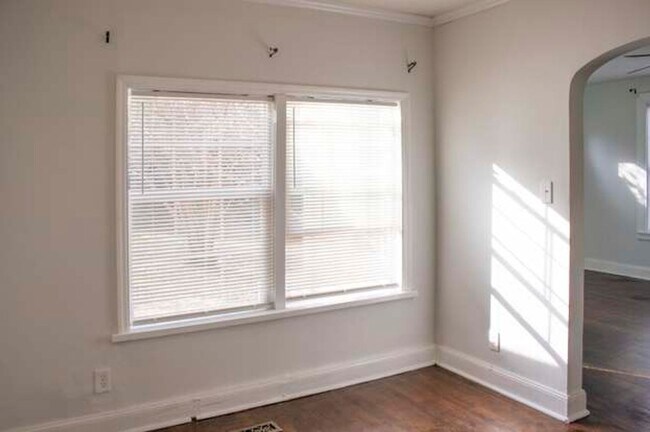 Building Photo - 2 BR/2BA | Newly Renovated Single Family Home | Additional Storage| In North Knoxville!