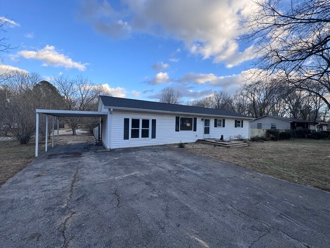 Building Photo - 4426 S Creek Dr