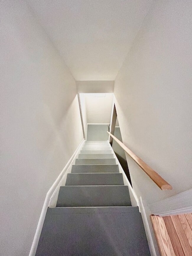 Building Photo - Spacious and bright 3BR/2.5BA townhouse with enclosed back patio