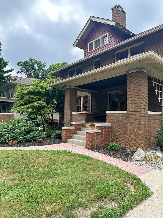 Building Photo - Charming Furnished 3BR/2BA Duplex in Histo...