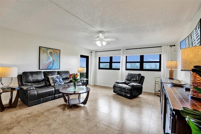 Building Photo - 3200 Port Royale Dr N