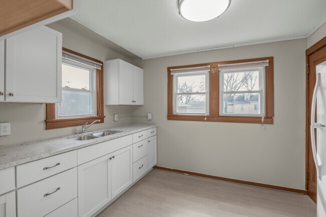 Building Photo - 521 Main St E