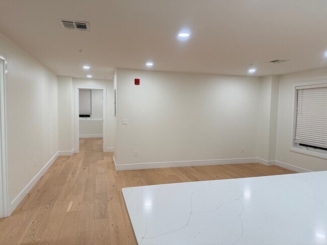 Building Photo - 17 School St