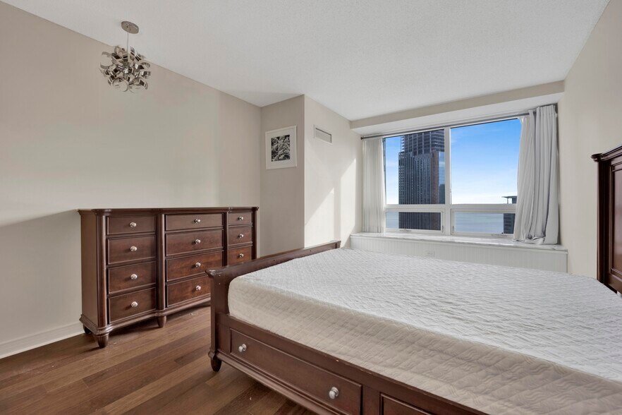 Building Photo - 512 N McClurg Ct