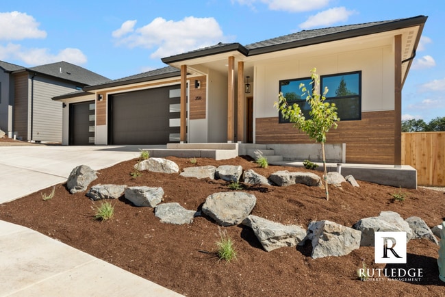Building Photo - Exquisite 3 Bed / 2.5 Bath Home near the Eagle Point Golf Course!