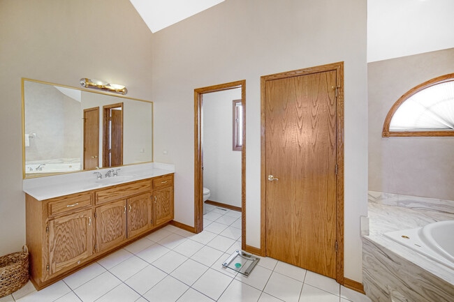 Building Photo - 15538 Royal Glen Ct