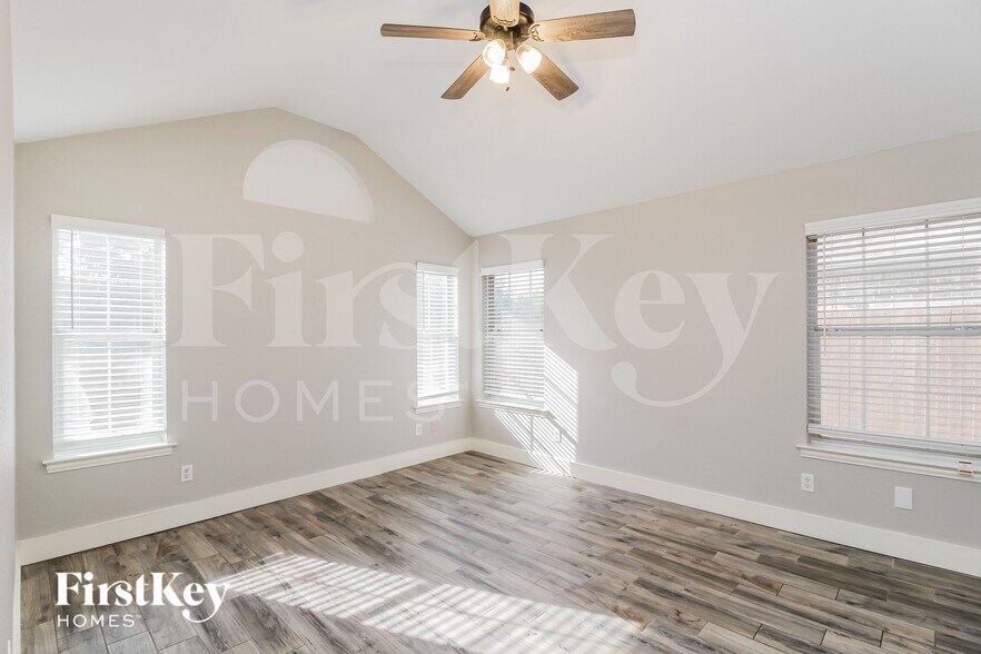 Building Photo - 6 W Sharon Dr