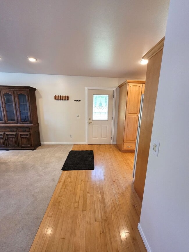 Building Photo - Fully Furnished Cottage 1 Bedroom - Marine Dr