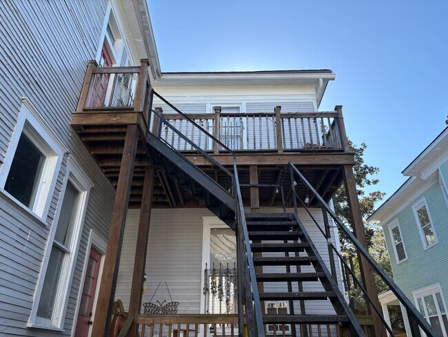 Building Photo - Beautiful Downtown Apartment