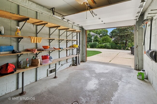 Building Photo - 5768 N Lacey Ave