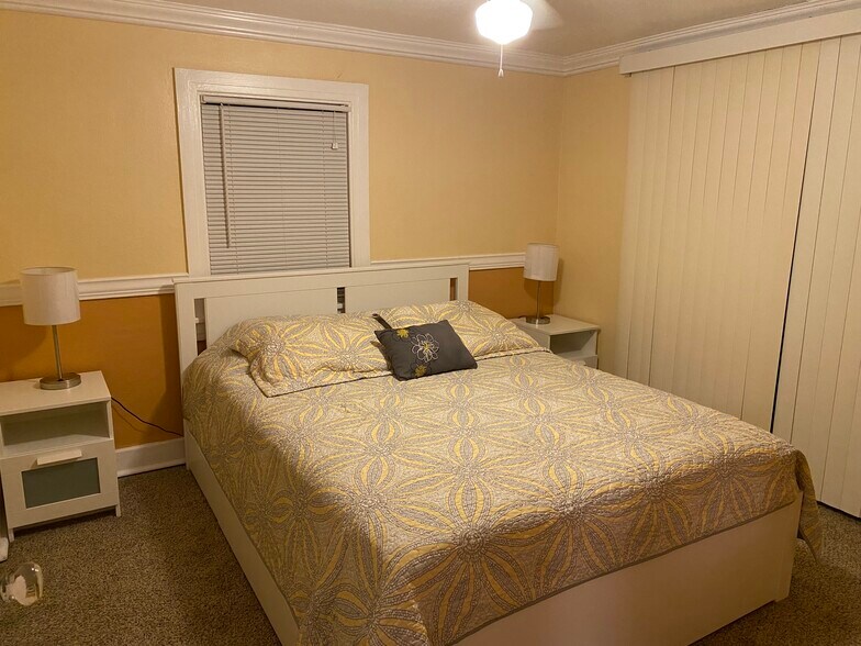 bedroom - 1527 1/2 Beach Dr SE