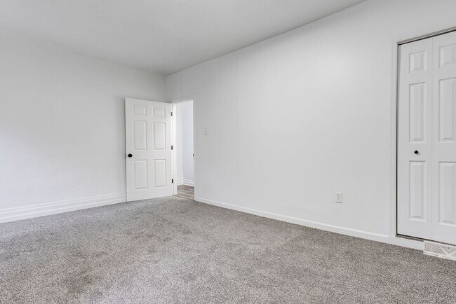 Building Photo - 955 E Warrington Ave