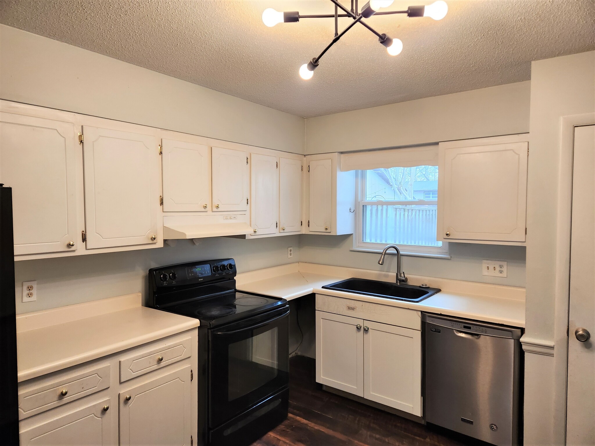 Kitchen - 3917 Wendy Ln