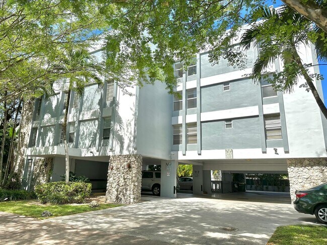 Building Photo - 820 Salzedo St