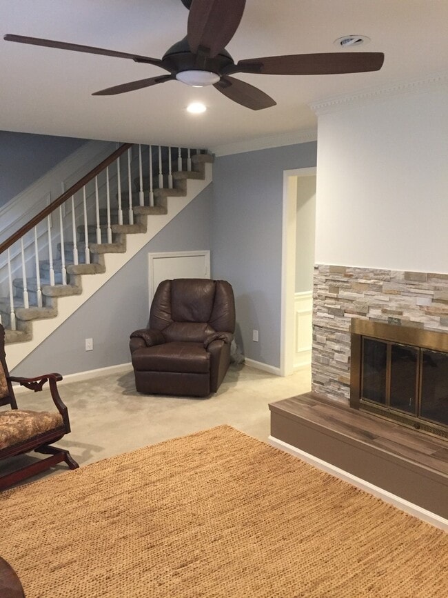 Building Photo - Gorgeous Updated 2BR 3BA Town house
