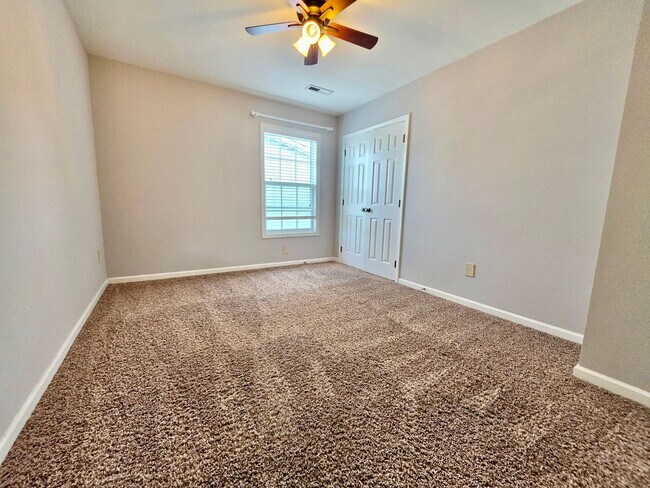 Building Photo - Elevated Four Bedroom in Rivertowne Countr...
