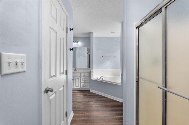 Building Photo - 570 Lory Ln