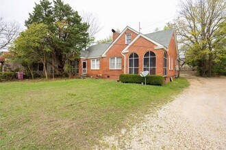 Building Photo - In the heart of Old Cloverdale!