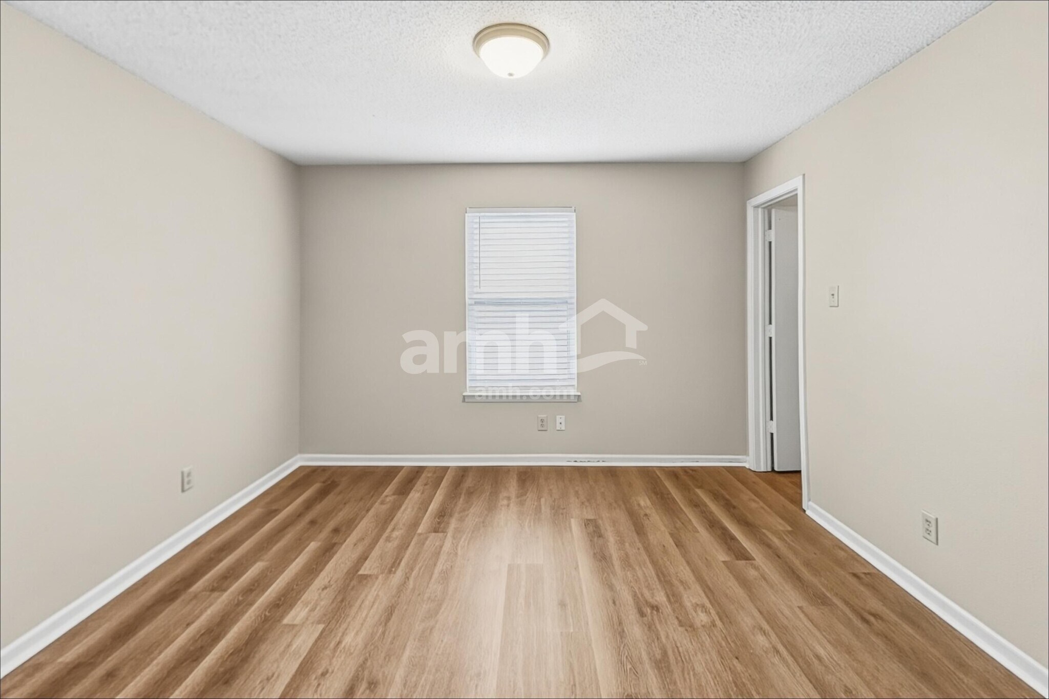 Building Photo - 2324 Shadowbrook Dr