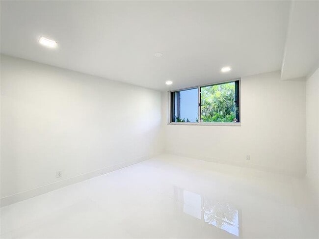 Building Photo - 20329 W Country Club Dr