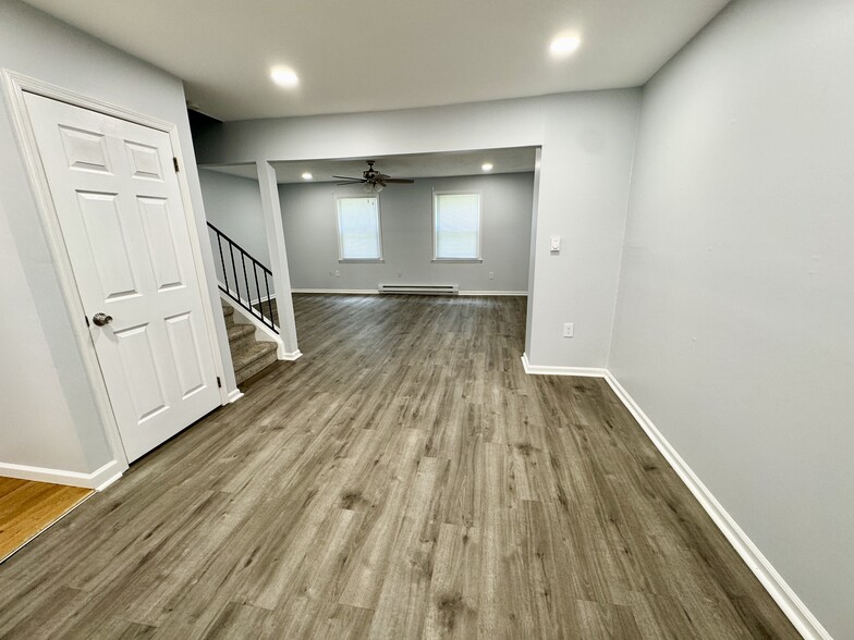 Dining room to the kitchen - 1984 Cricklewood Cv