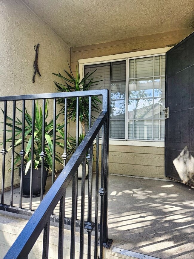 Building Photo - Beautiful and Bright 2-Bedroom Condo