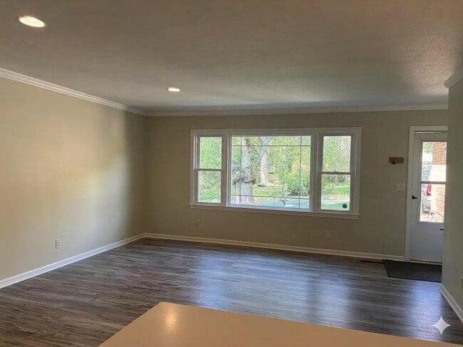 Building Photo - 3231 Magnolia Dr