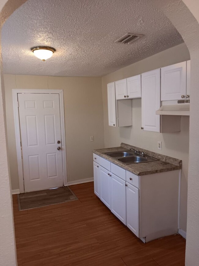 Building Photo - 2/1 home for rent - Come see before it is ...