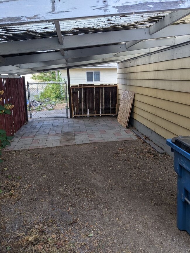 Building Photo - Large and recently remodeled 5 bedroom wit...