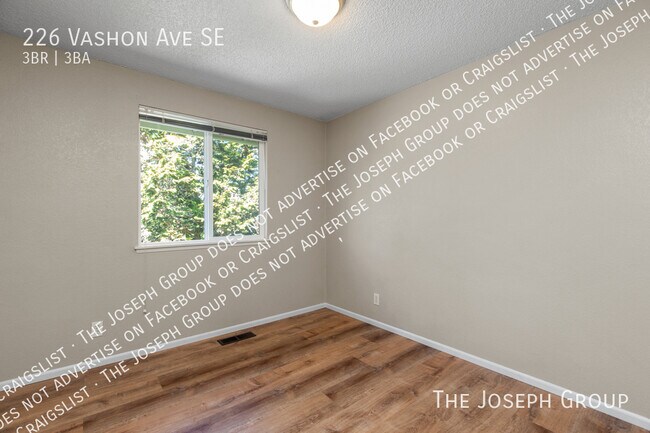 Building Photo - 226 Vashon Ave SE