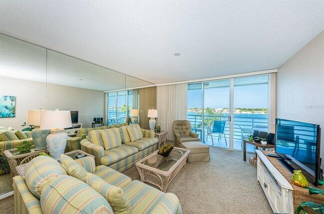 Building Photo - 6093 Bahia Del Mar Cir N